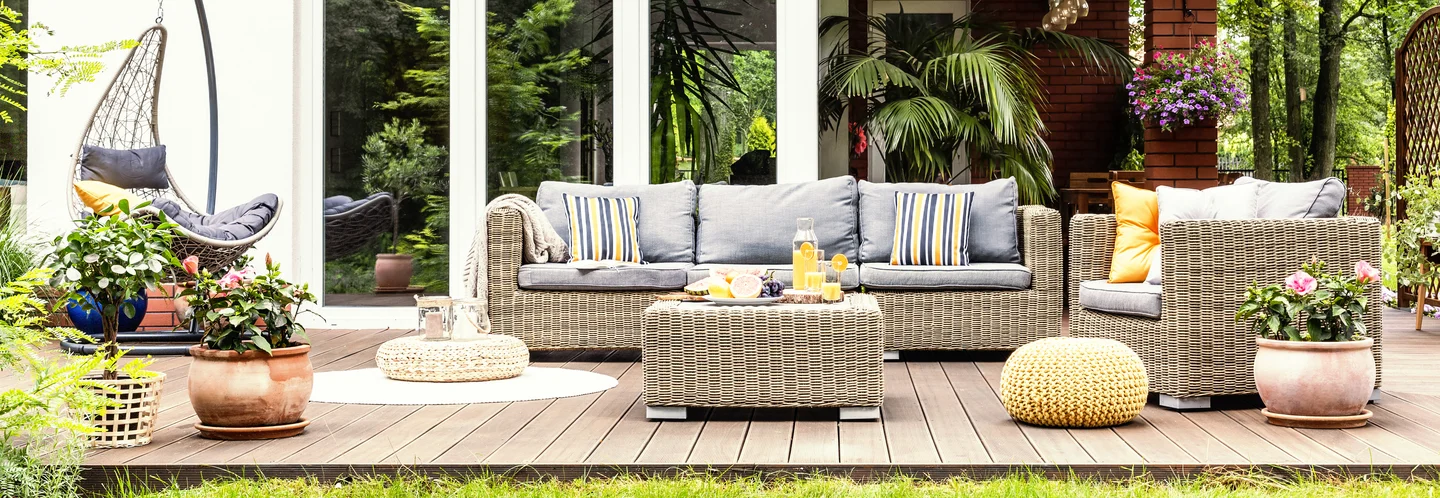 Gartenmöbel auf Terrasse